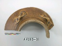 藏品(褐釉帶繫罐口緣殘件)的圖片